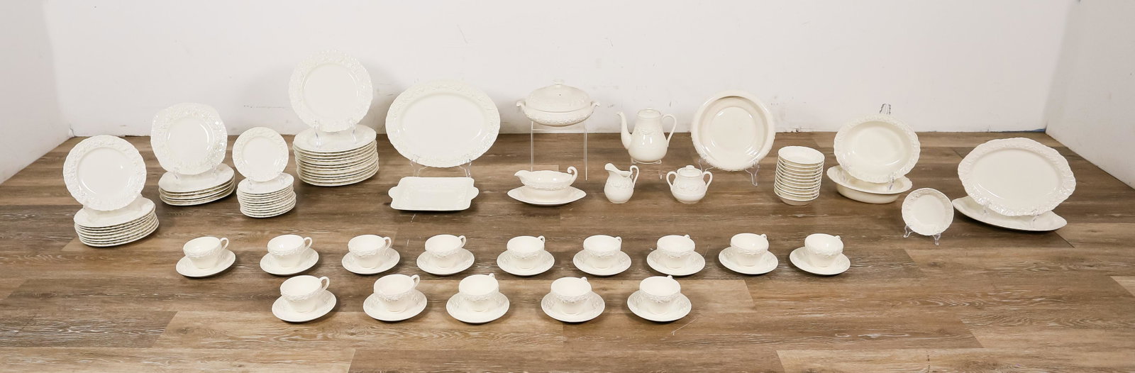 93 Pieces Wedgwood Queen's Ware Dinnerware: 93 pieces Wedgwood Queensware porcelain dinnerware. 13 dinner plates, 9 salad plates, 6 square salad plates, 12 bread & butter plates, 14 saucers, 14 cups, 13 berry bowls, square serving plate, oval s