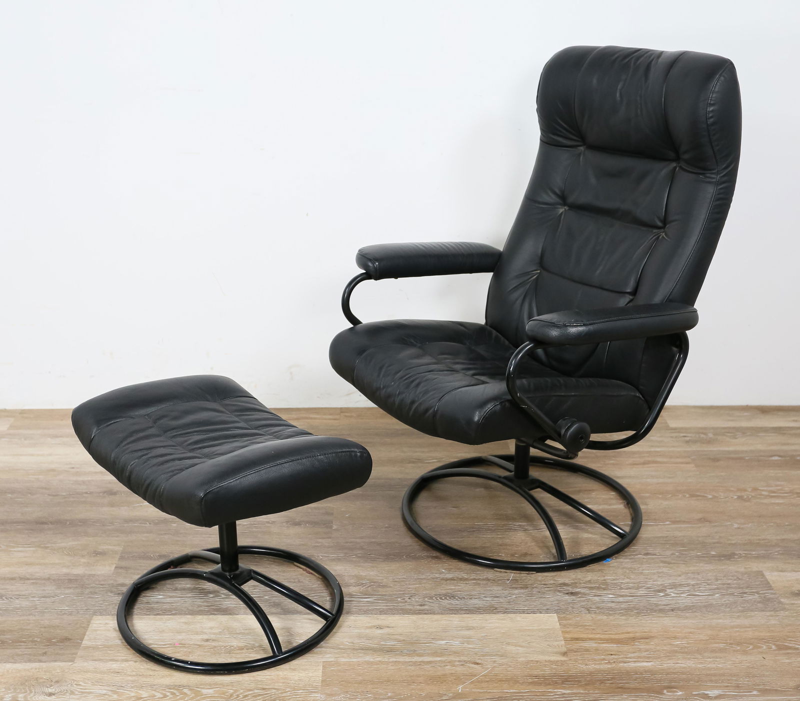 Ekornes Style Mid Century Lounge Chair and Ottoman (1 of 10)