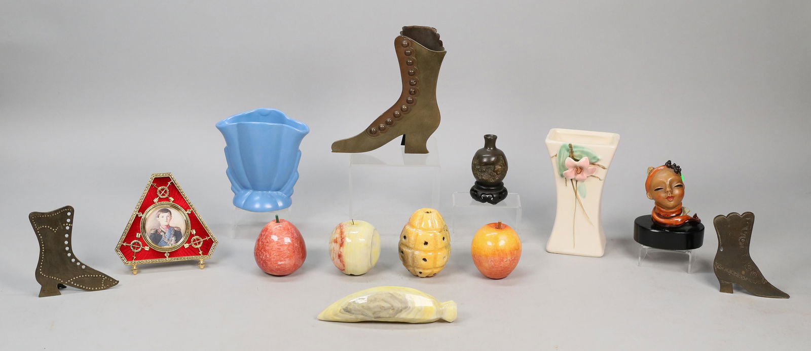 Grouping of Decorative Items (1 of 20)