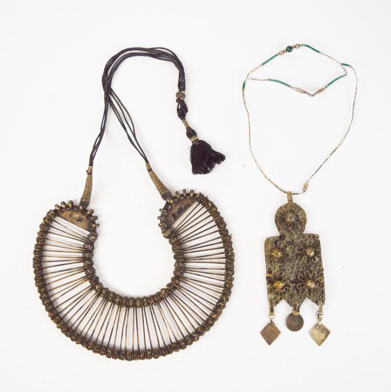 2 Silver Tone Necklaces (1 of 7)