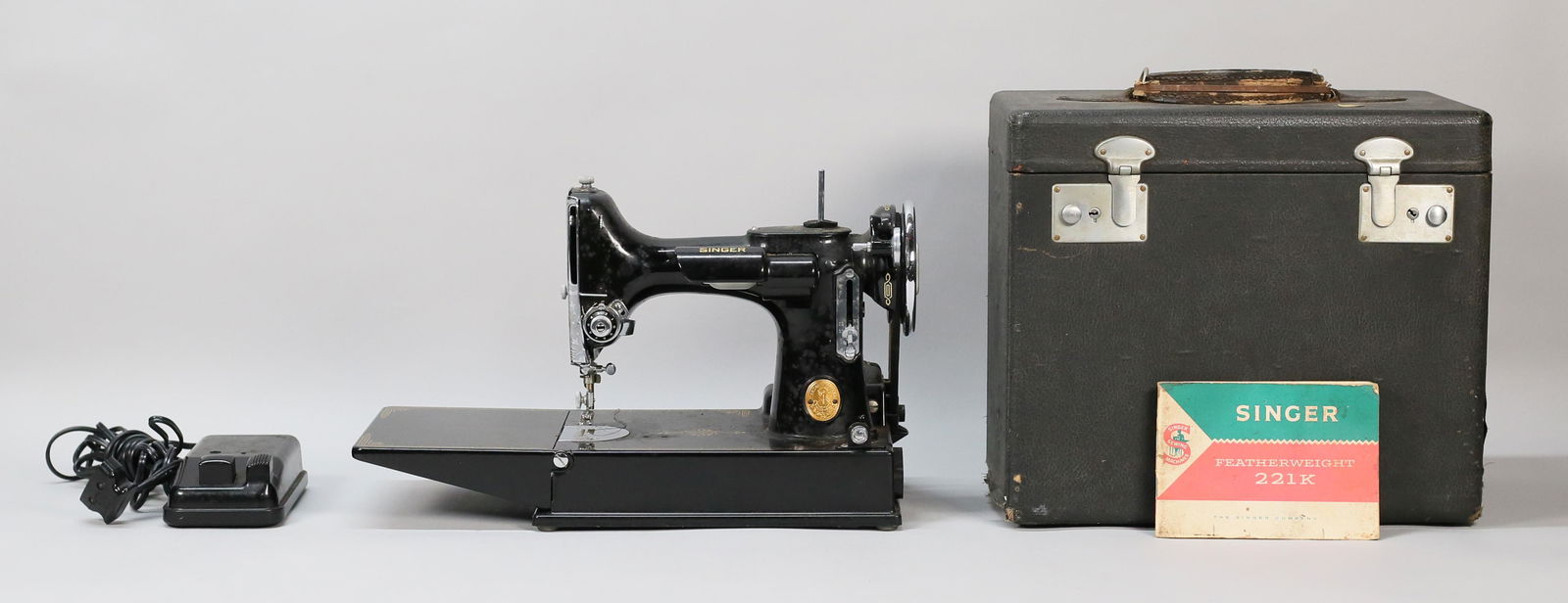 Singer Featherweight 22K Sewing Machine in Case (1 of 20)