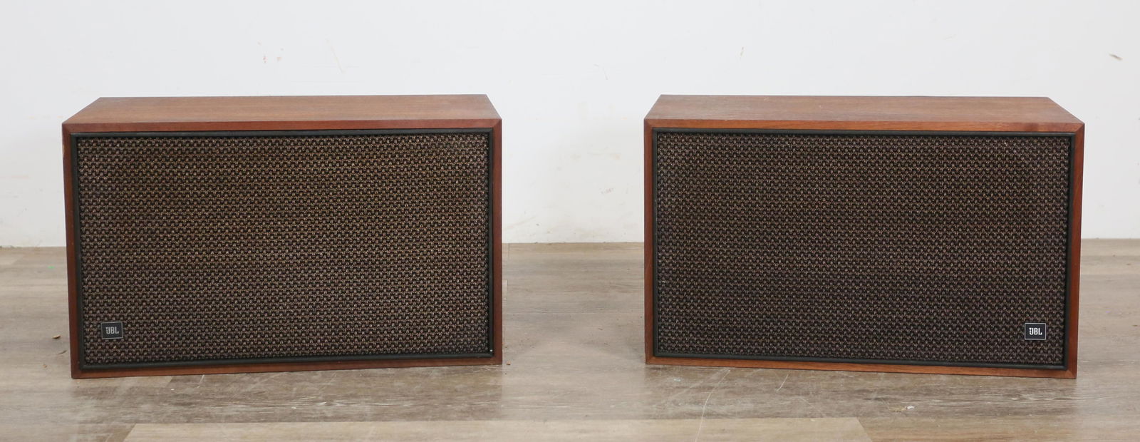 Pair of Mid Century JBL LX4-1 Speakers: Pair of Mid Century JBL LX4-1 speakers. James B. Lansing, Inc, Los Angeles, CA, mid 20th century. Walnut cased LX-41 speakers, Type E8-99, Lancer 99. Speaker serial numbers 98707 and 98710. JBL labels
