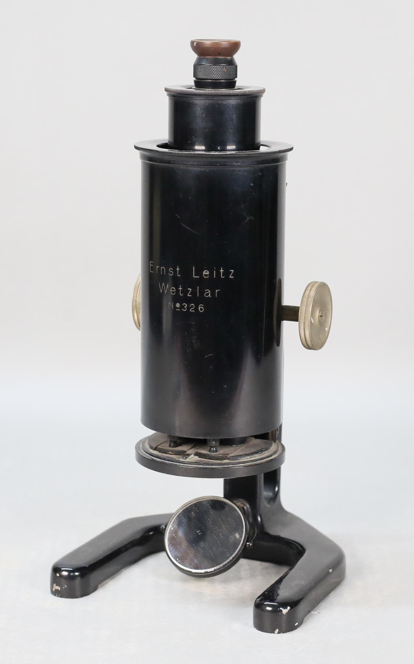 Ernst Leitz Wetzlar Colorimeter 326: Ernst Leitz Wetzlar colorimeter. No. 326. 12 1/2"H. Missing one glass beaker.
