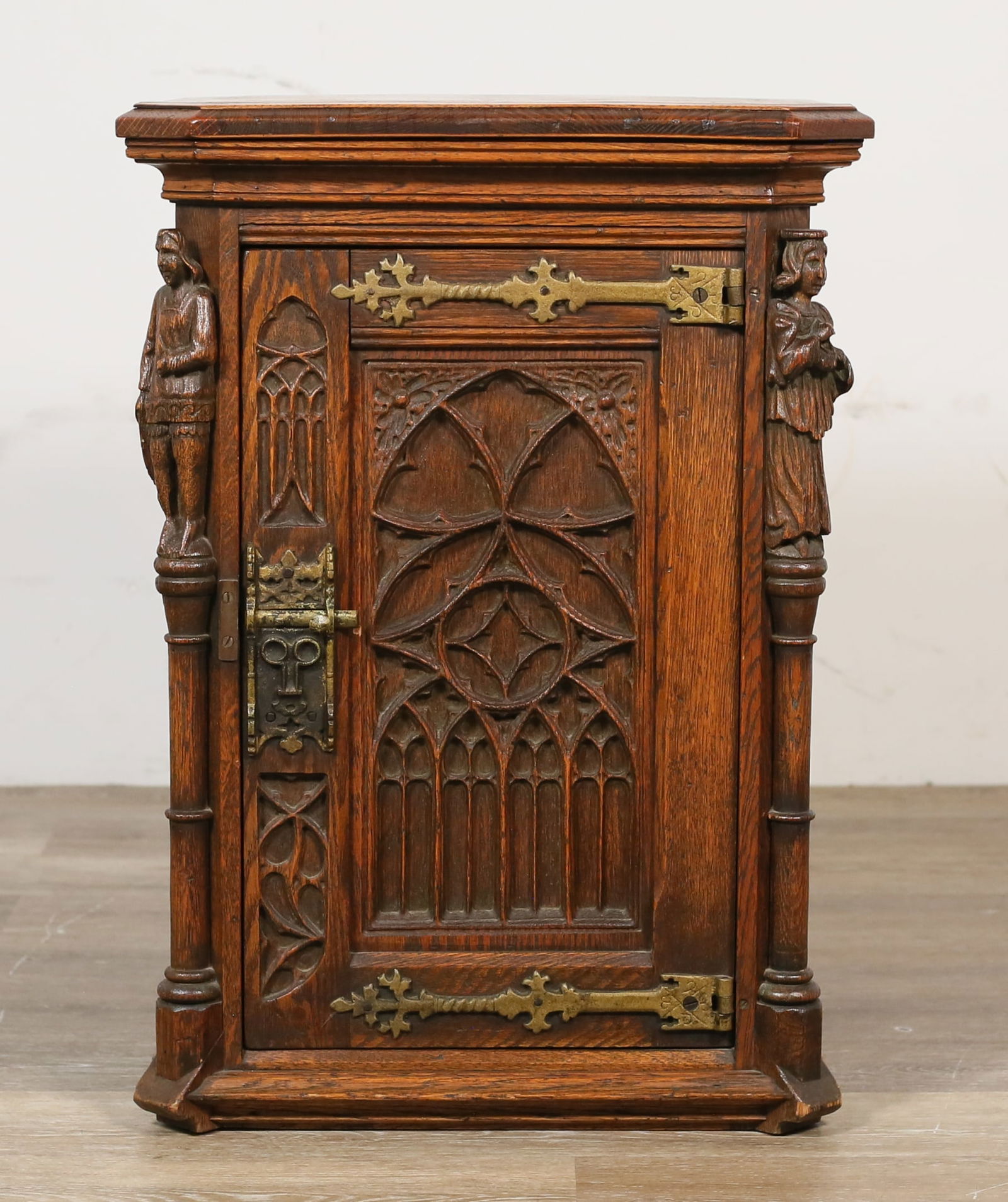 Columbia Grafonola Gothic Revival Style Cabinet (1 of 20)