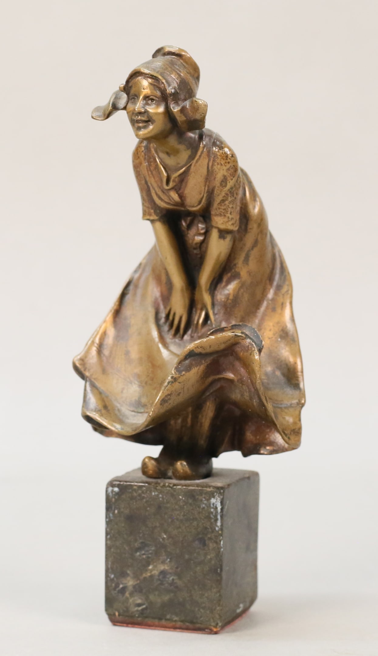 Franz Peleschka Lunard Bronze Girl: Franz Peleschka (Paleska) Lunard (Austria, 1873-circa 1911). Bronze sculpture of a Dutch girl with hat. Signed on the dress F. Peleschka. On marble base. 7 1/2"H including base. Chips to base.