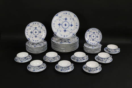 40 Pieces Royal Copenhagen Blue Fluted Dinnerware: Royal Copenhagen porcelain dinner service for 8, in the Blue Fluted Half Lace pattern. 40 pieces, including 8 dinner plates, 8 salad plates, 8 bread & butter plates, 8 cups and 8 saucers. Dinner plate