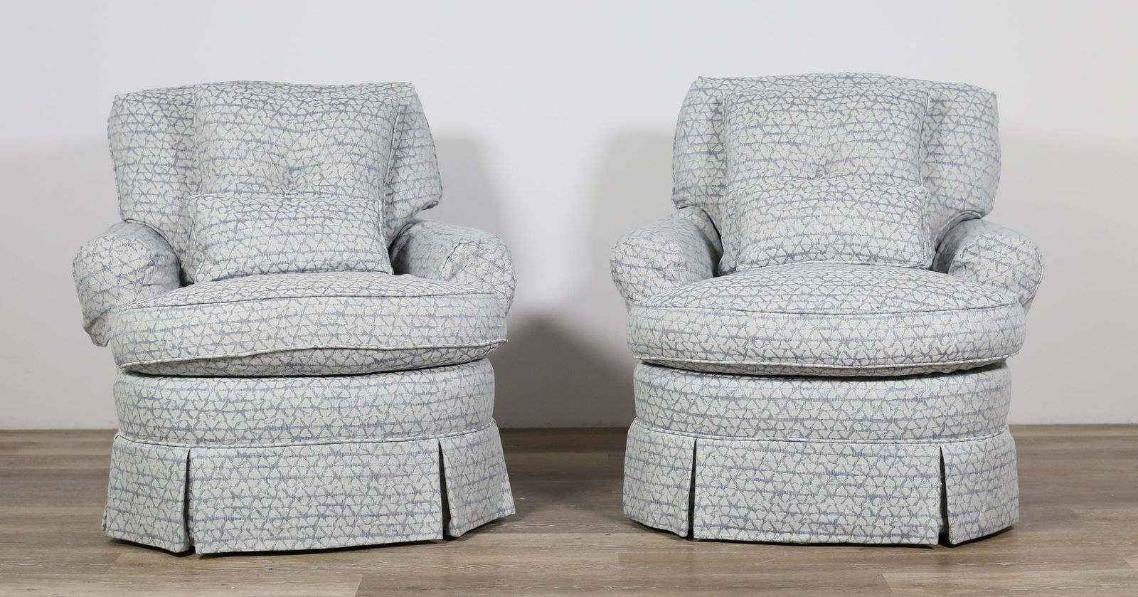 Pair of Contemporary Swivel Lounge Chairs (1 of 16)
