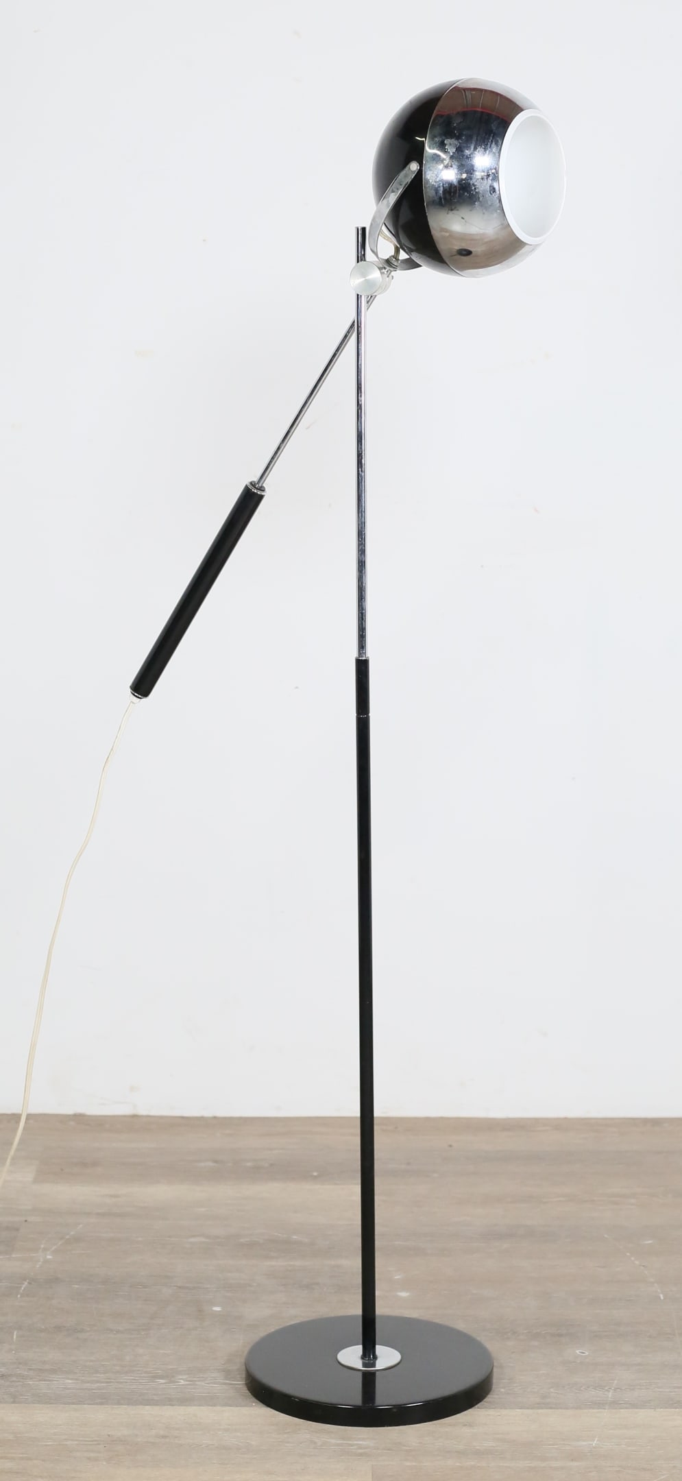 Robert Sonneman Style Eyeball Floor Lamp: Mid-century modern atomic style eyeball floor lamp in the style of Robert Sonneman (American, NY, born 1943). 20th century. Chrome lamp with adjustable height, swivel, and tilt. Lighting has been test