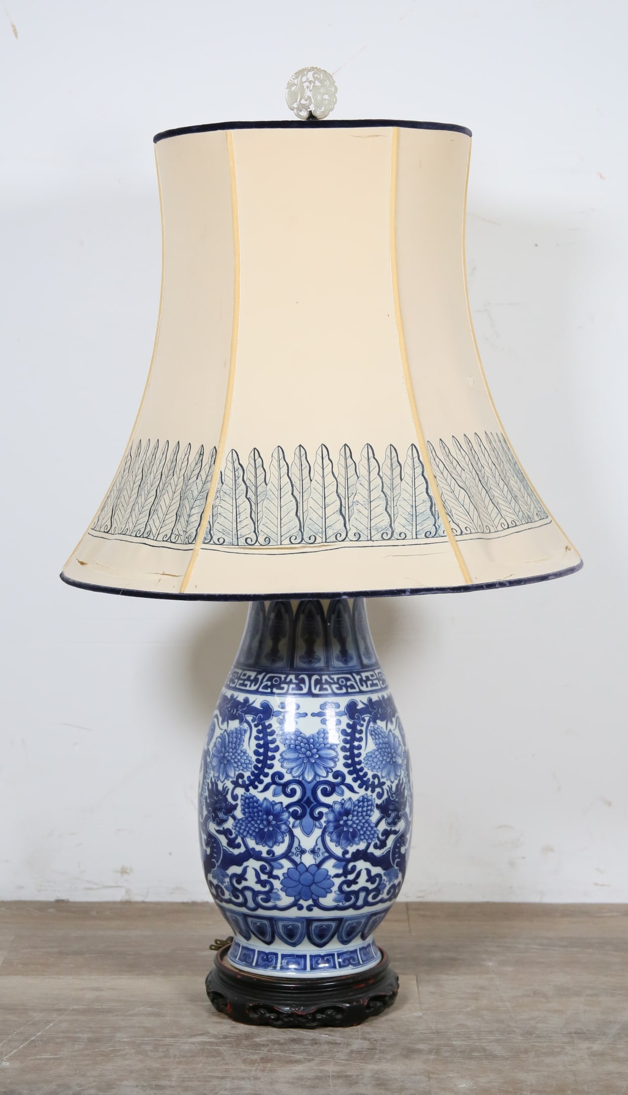 Ch'ien Lung Chinese Porcelain Lamp (1 of 20)