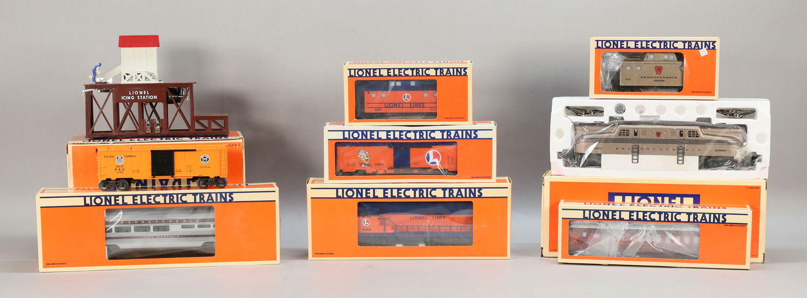 8 Lionel Trains O Gauge 2 Locomotives, 6 Cars (1 of 20)