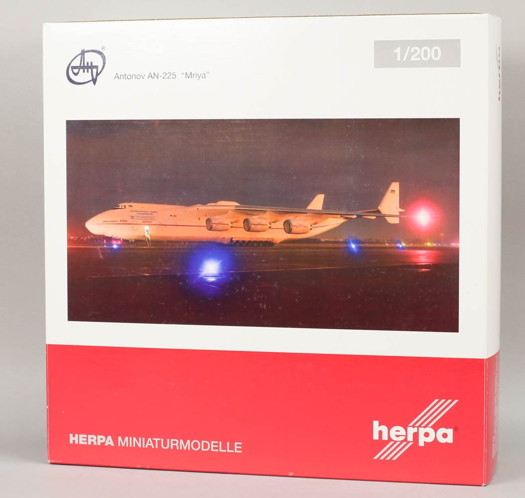 Herpa Antonov AN-225 Mriya 1/200 Scale Model Plane (1 of 7)