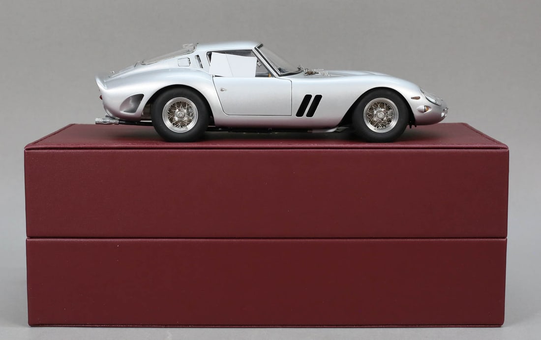 CMC Ferrari 250 GTO - 1/18 Scale - 1962 Silver (1 of 8)