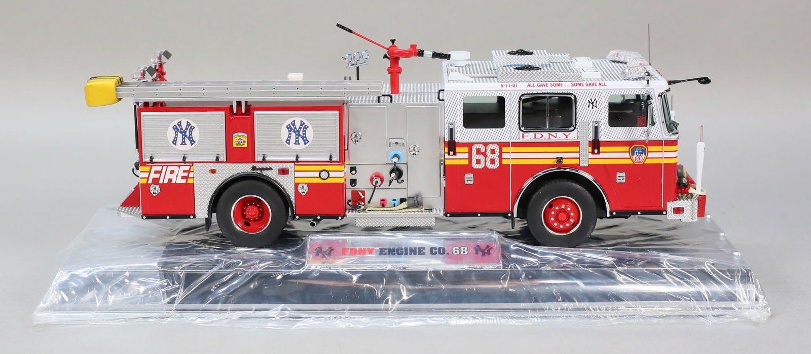 Code 3 Collectibles - FDNY Yankees Seagrave Pumper (1 of 7)