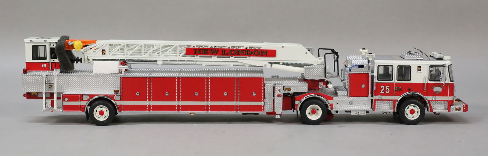 New London Fire Department Seagrave Tractor 1:50 (1 of 11)