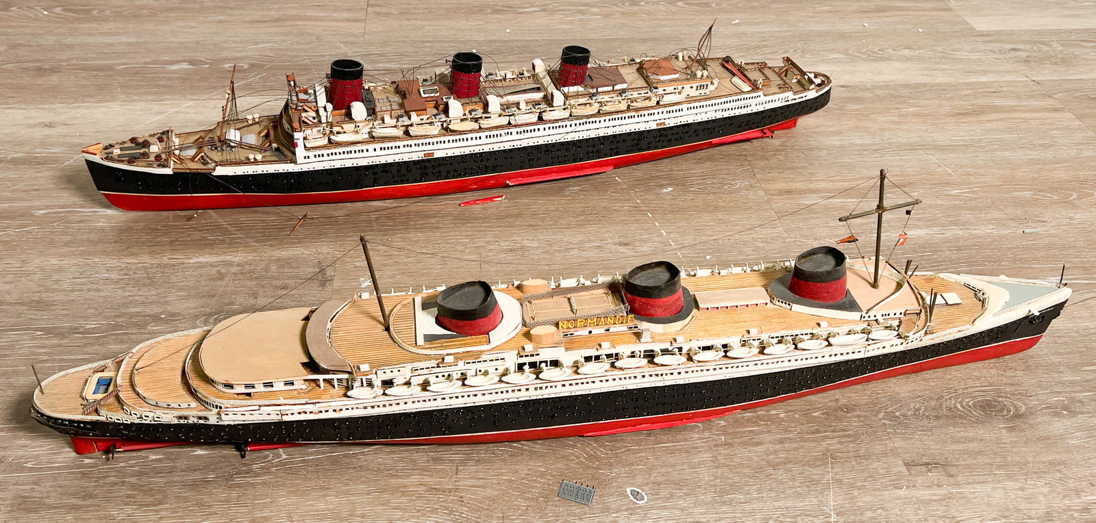 Lot of 2 - Normandie & Titanic Model Ships & Case (1 of 16)