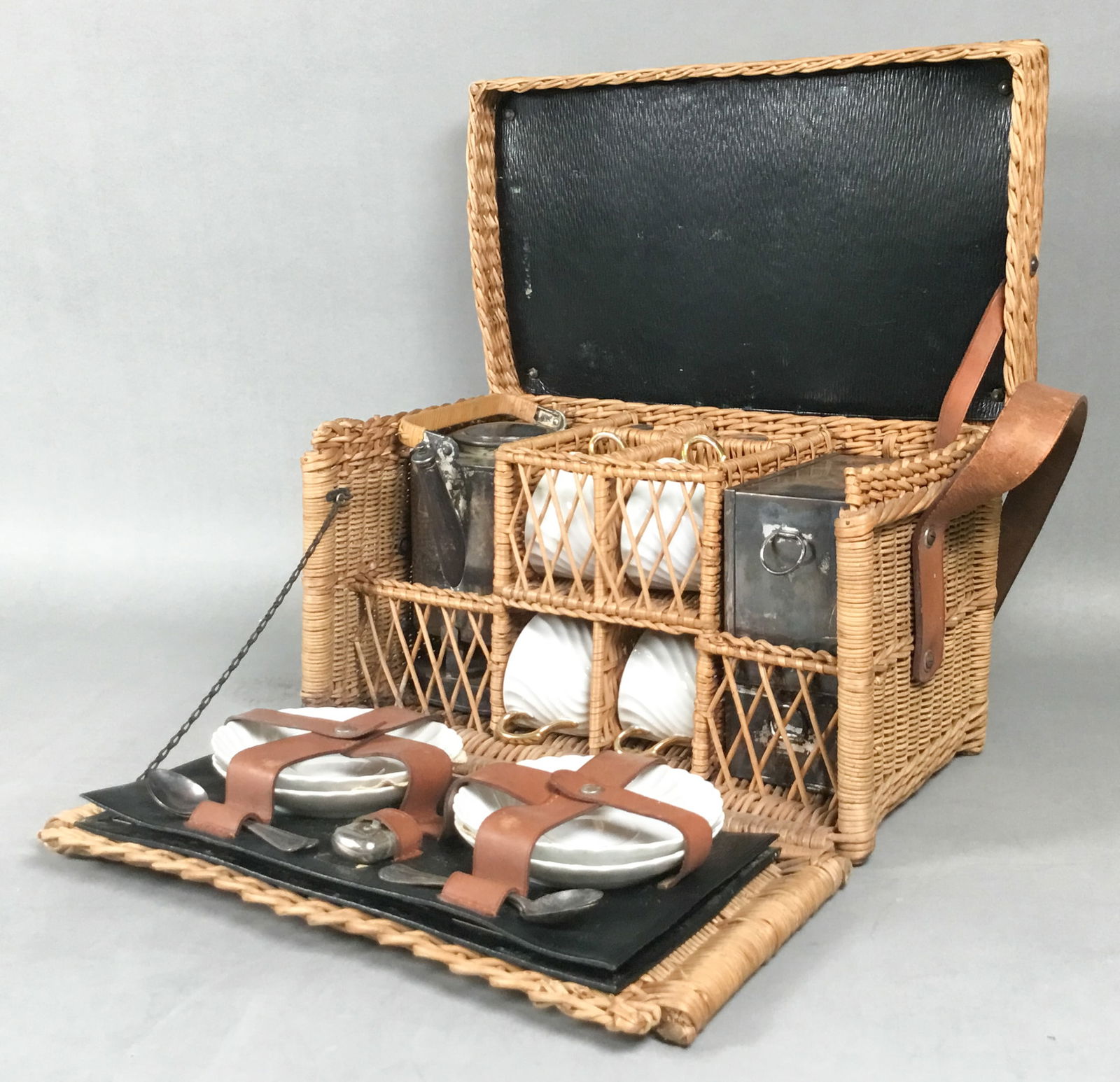English Wicker Picnic Basket (1 of 20)