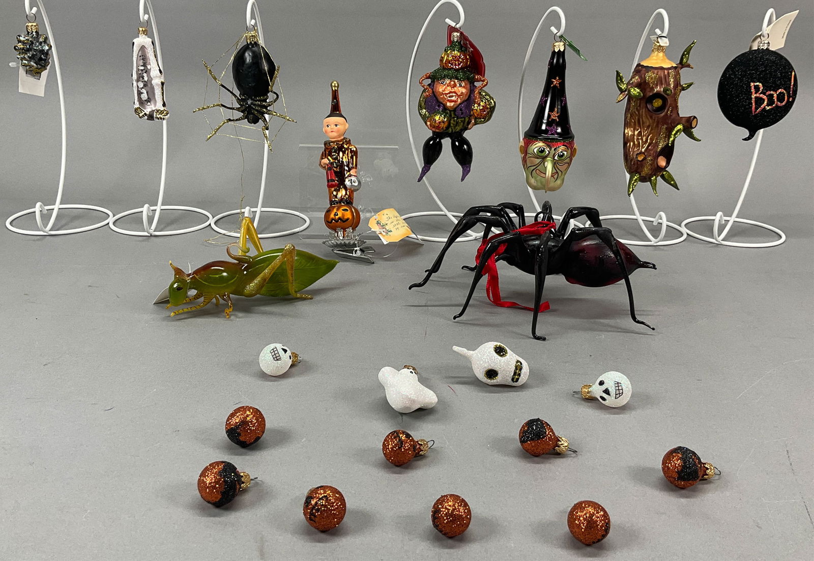 22 Halloween Ornaments - Slavic Treasures, Breen: 22 Halloween Ornaments - Slavic Treasures, Breen, Debbie Thibault. John Derian. Includes 2 Slavic Treasures - Witch and figure with jack o lanterns. 1 Patricia Breen - Jack - o - lantern. 1 Debbie Thi