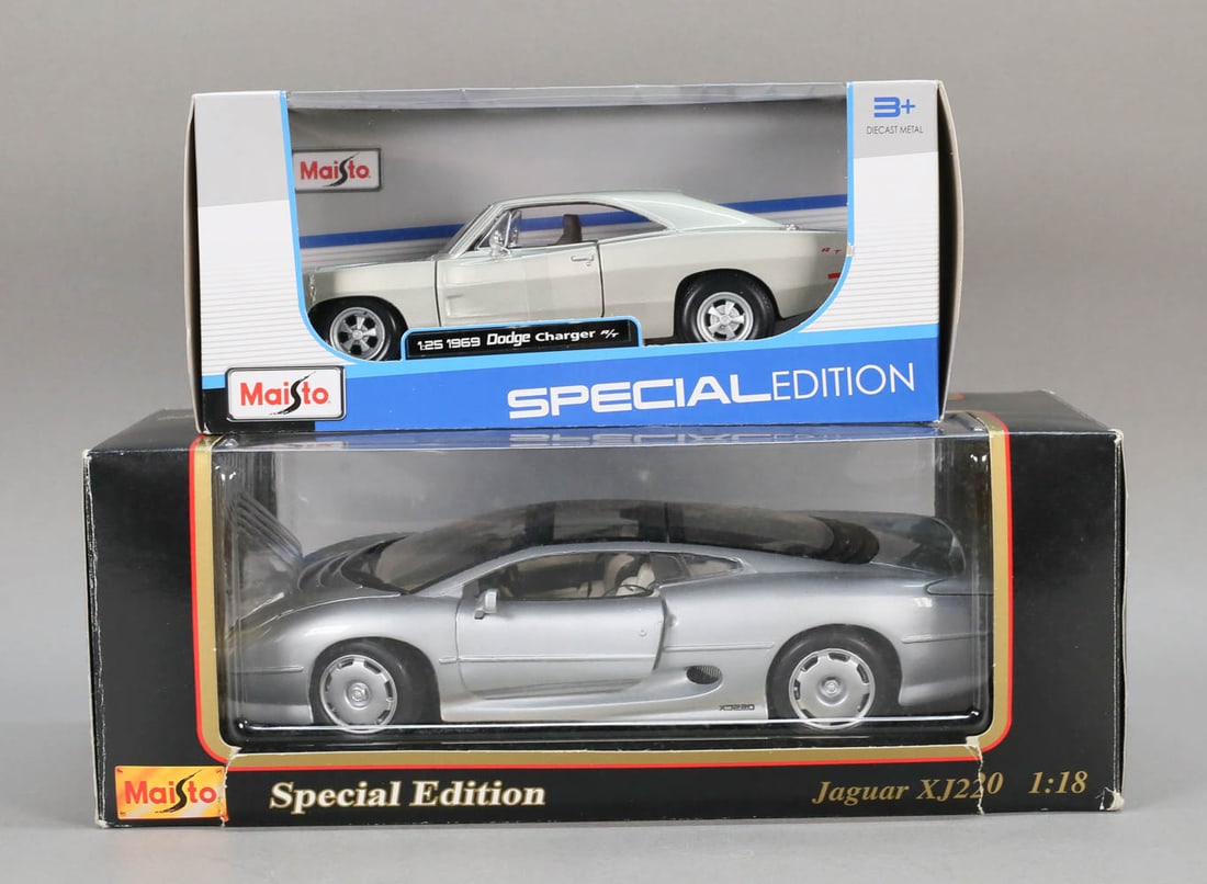 2 Model Cars Maisto Dodge Charger 1:25, Jaguar (1 of 8)