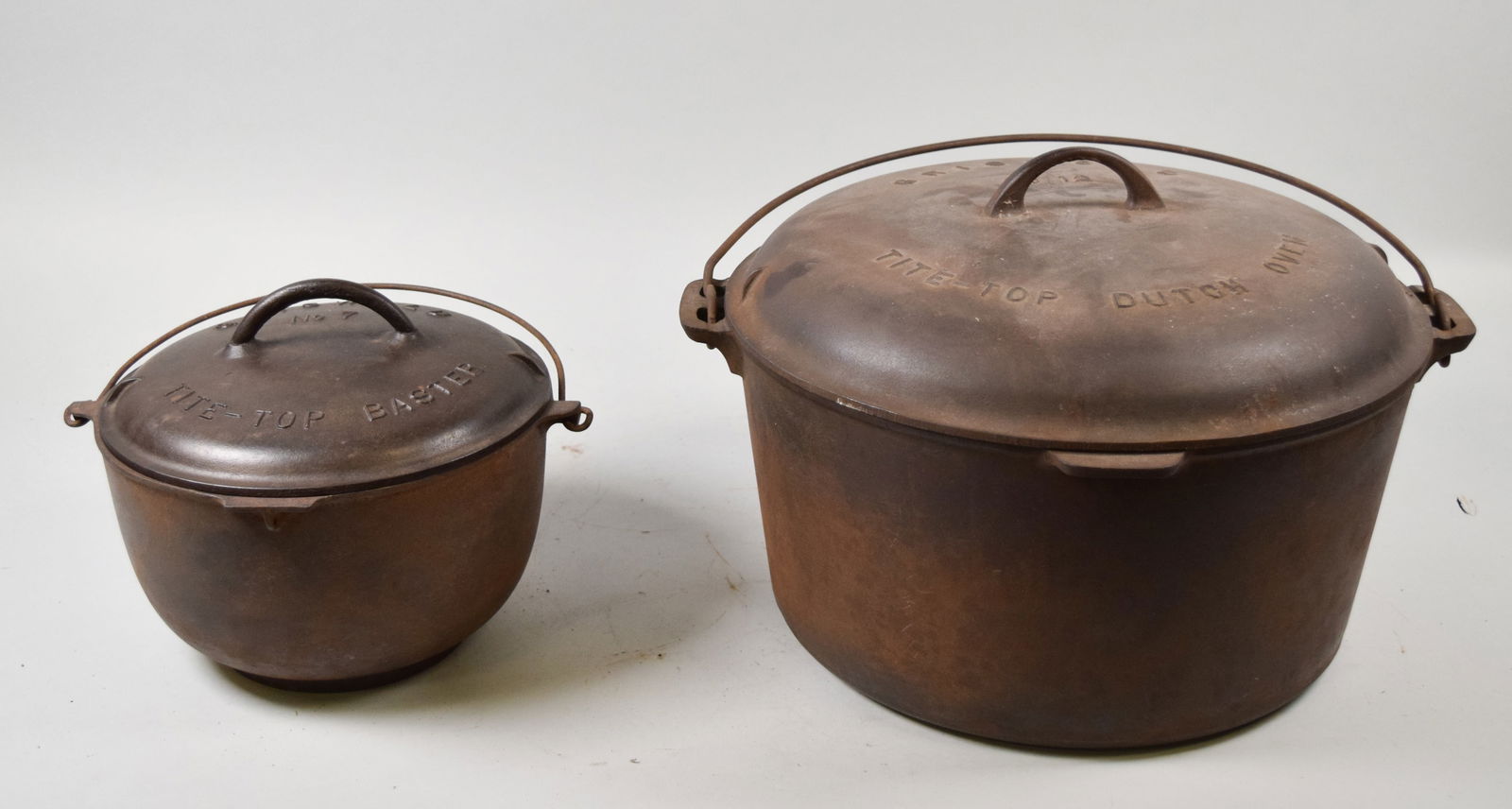 2 Pieces Griswold Cast Iron Dutch Oven & Baster (1 of 18)
