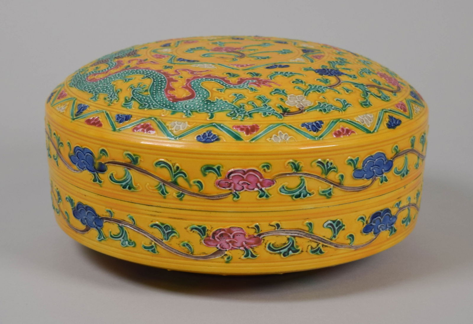 Chinese Porcelain Box Jiajing Ming Mark (1 of 10)