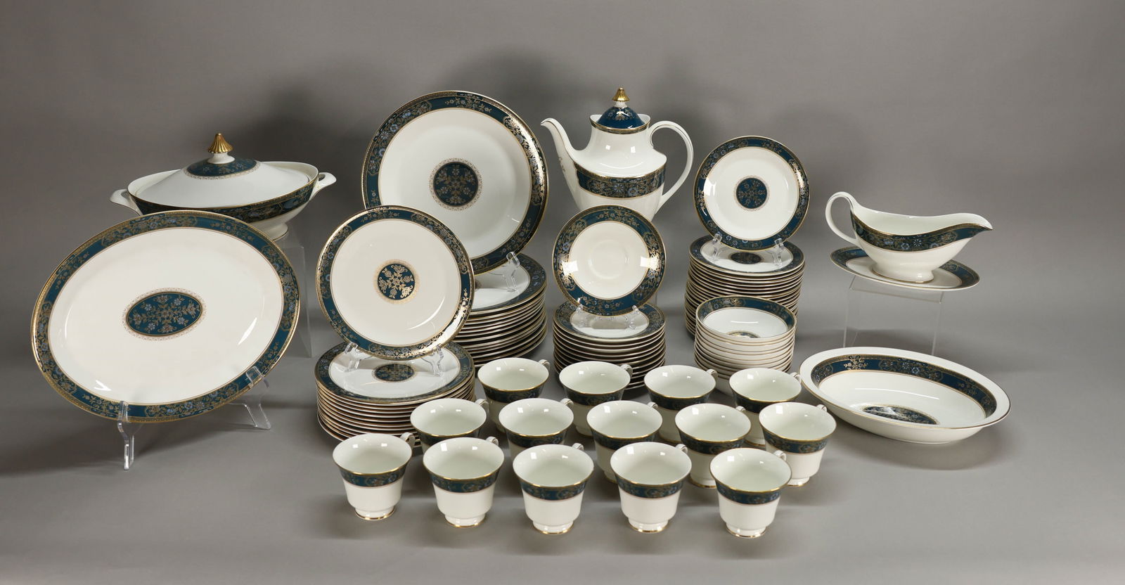 93 Piece Royal Doulton Carlyle Dinner Set (1 of 10)