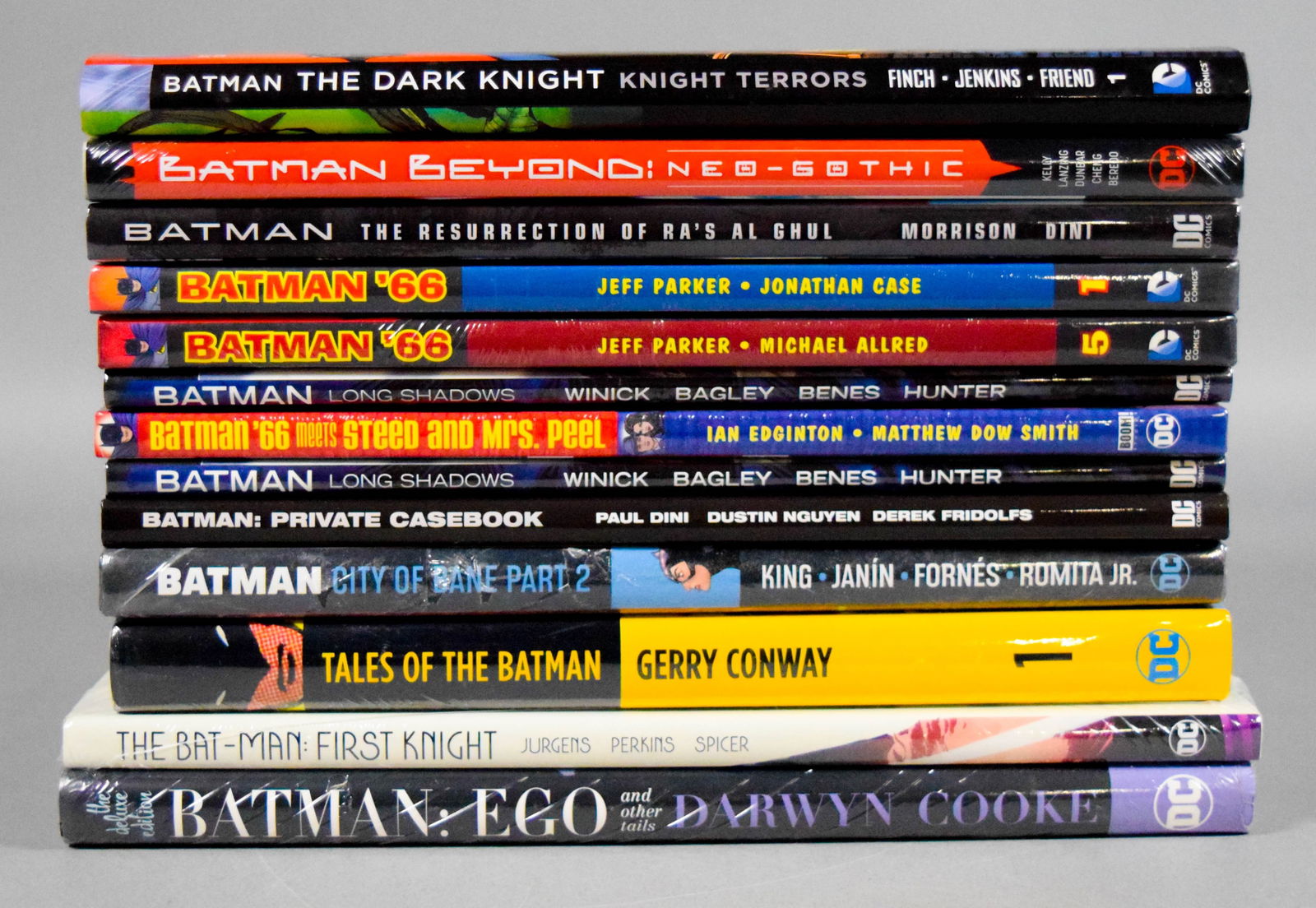 13 Batman DC Comics Hardcover Books (1 of 8)