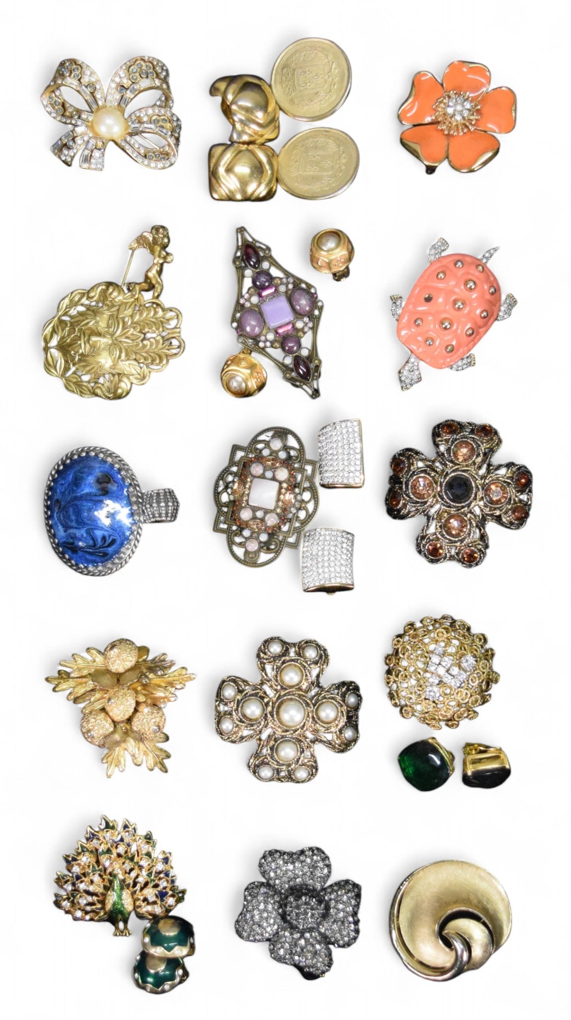 Costume Jewelry 14 Brooches 6 Earring Pendant.: Costume jewelry lot including 14 brooches, 6 pairs of earrings and a pendant. Many designers; Ciner, Kenneth Lane, Craft, Trifari, Givenchy, Sorelli, Prevost, Carlise, Nina Rico, Chico's, DeMario, amo