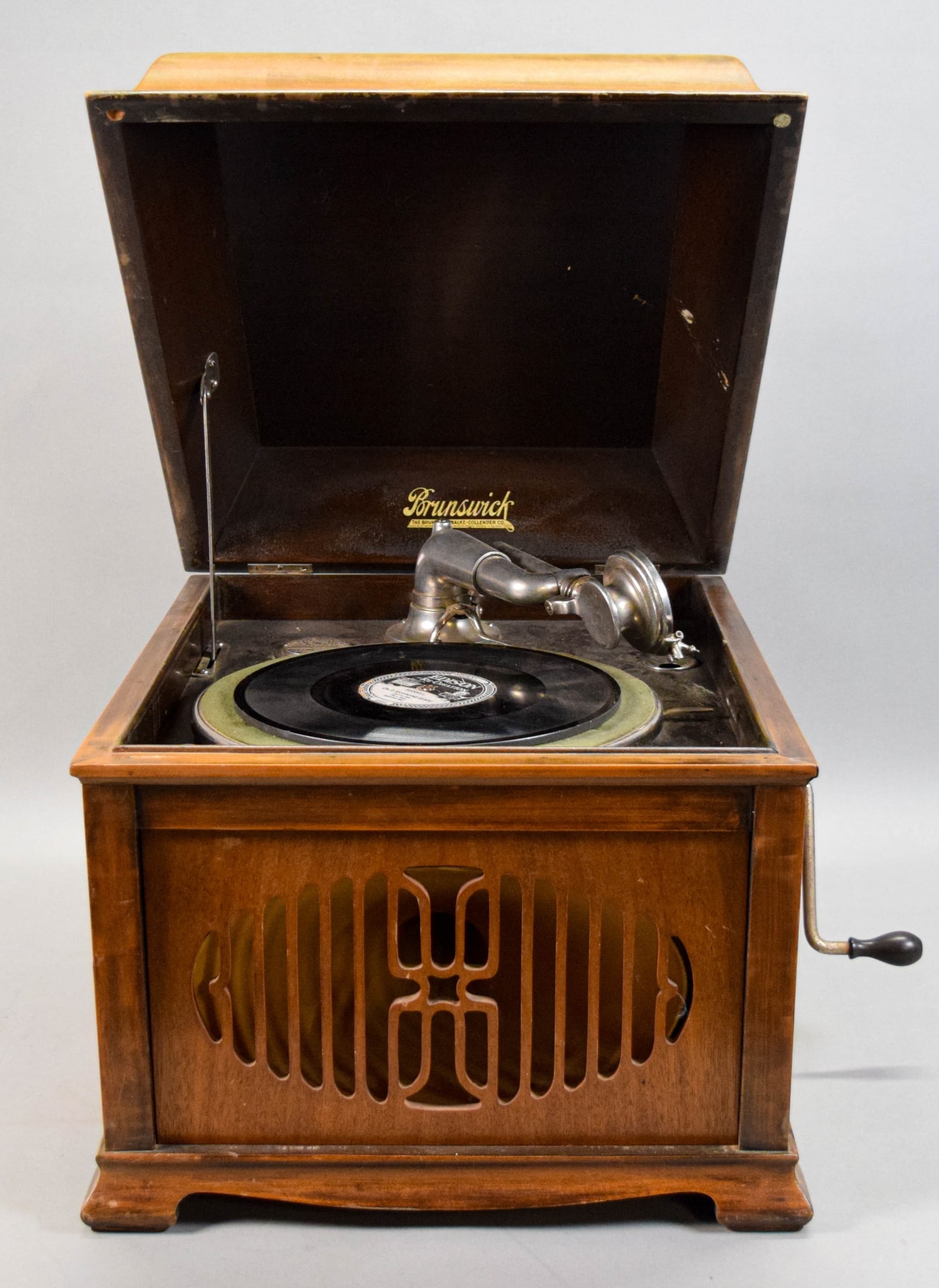Brunswick Model 105 Phonograph (1 of 18)