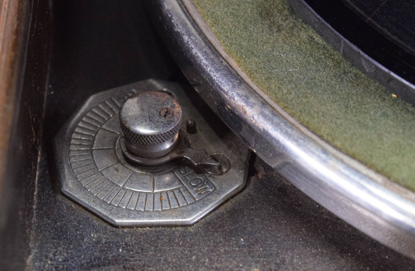 Brunswick Model 105 Phonograph - 4