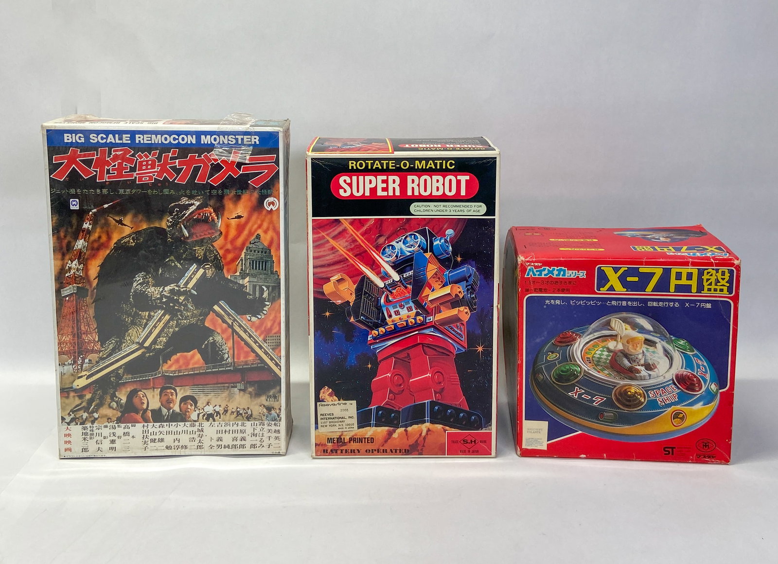 3 Japanese Toys Incl Horikawa Super Robot c. 1970s-1980s: Group of three vintage Japanese toys in their original illustrated packaging. The first item is an Arii Big Scale Remocon Monster Gamera 1/200 scale plastic model kit (No. 26001-1800), designed for re