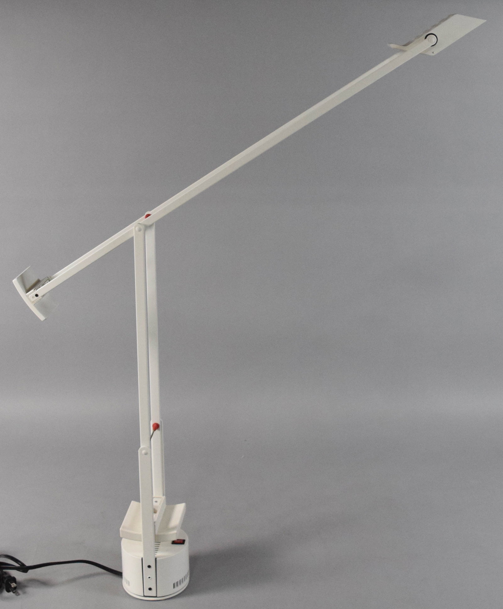 Modernist White Counterbalance Desk Lamp Attributed to Richard Sapper: Modernist white counterbalance desk lamp, attributed to Richard Sapper for Artemide. Features a counterbalanced design utilizing two sets of parallel articulated metal arms and a counterweight system 