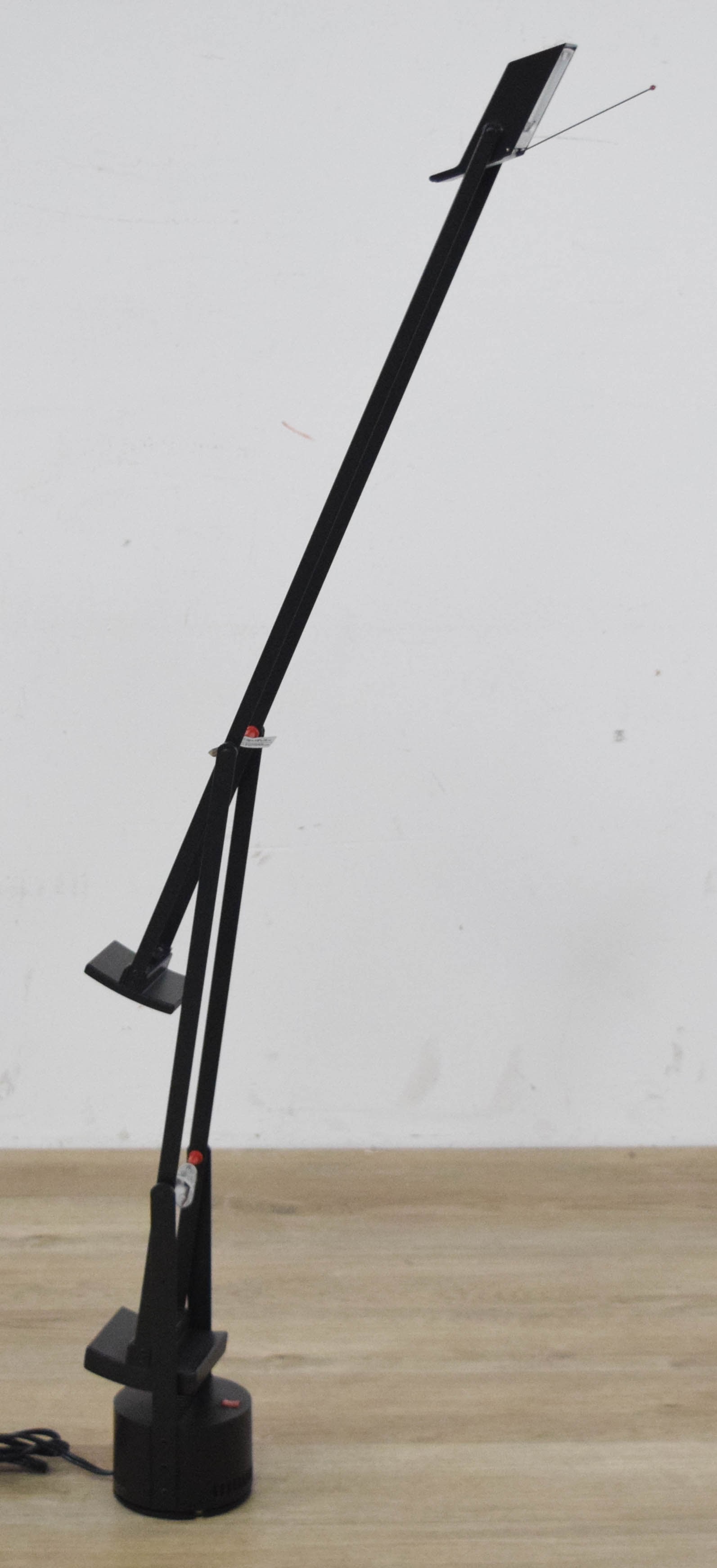 Modernist Black Counterbalance Desk Lamp Attributed to Richard Sapper: Modernist black counterbalance desk lamp, attributed to Richard Sapper for Artemide. Features a counterbalanced design utilizing two sets of parallel articulated metal arms and a counterweight system 