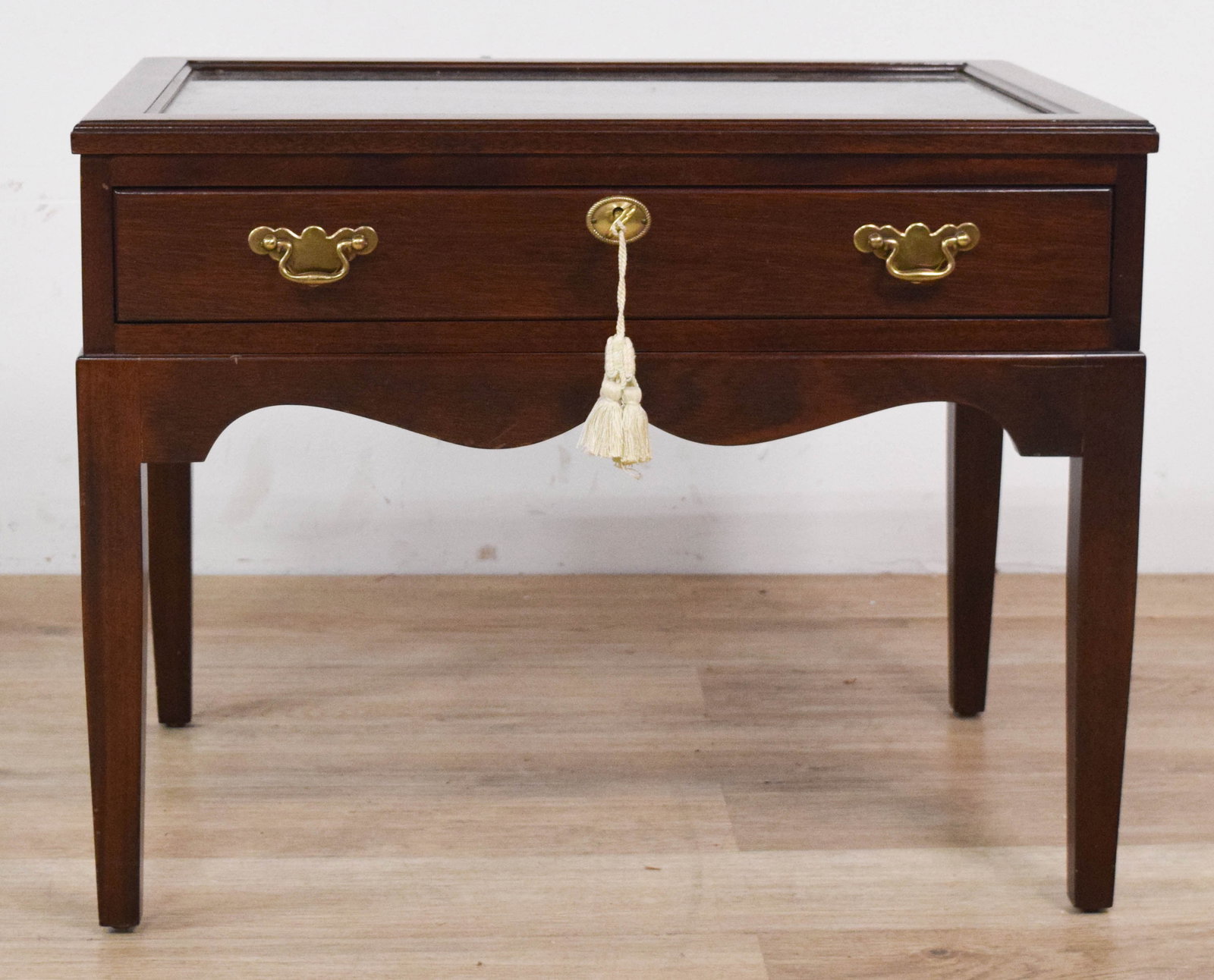 Mahogany Queen Anne Style Vitrine Display Table: Mahogany Queen Anne style vitrine display table. Glass-inset top with a single felt-lined drawer. Two brass bail handles and central brass escutcheon, includes key. 19 1/4" H x 25" W x 18 3/4" D.