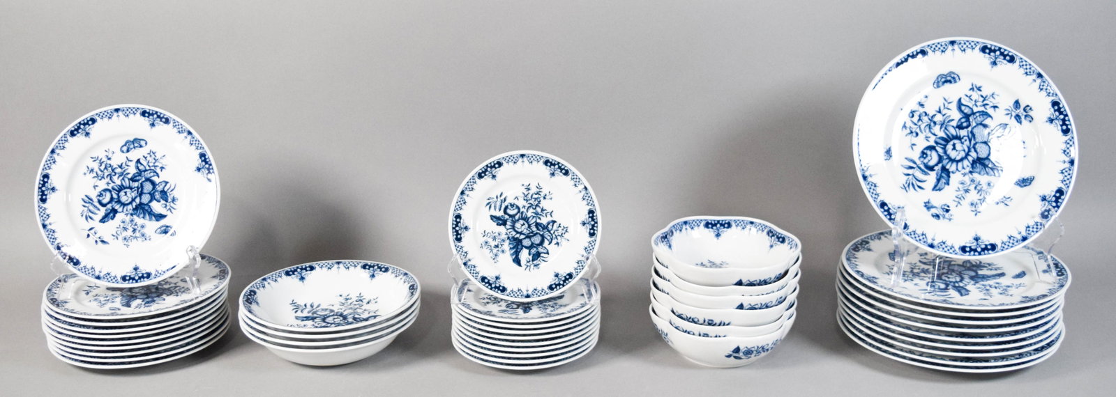 40-Piece Royal Worcester Porcelain Dinner Service in the Hanbury Pattern: 40-piece Royal Worcester porcelain dinner service in the Hanbury pattern. The service includes dinner plates, salad plates, bread and butter plates, shallow soup bowls, and small lobed fruit bowls. Th