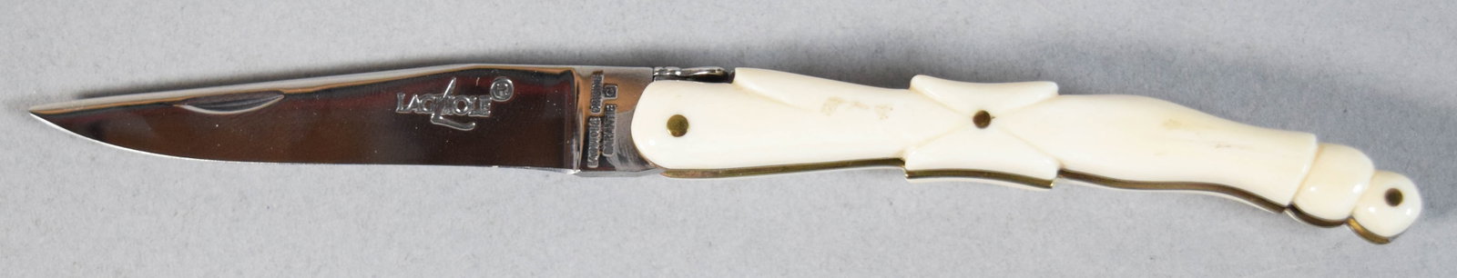 Jules Calmels Laguiole Lady's Leg Folding Pocket Knife: Laguiole folding pocket knife in the Jambe de Femme (Lady's Leg) pattern, attributed to Jules Calmels. Single clip point blade with a mirror finish and a nail nick. Blade tang stamped Laguiole. Includ