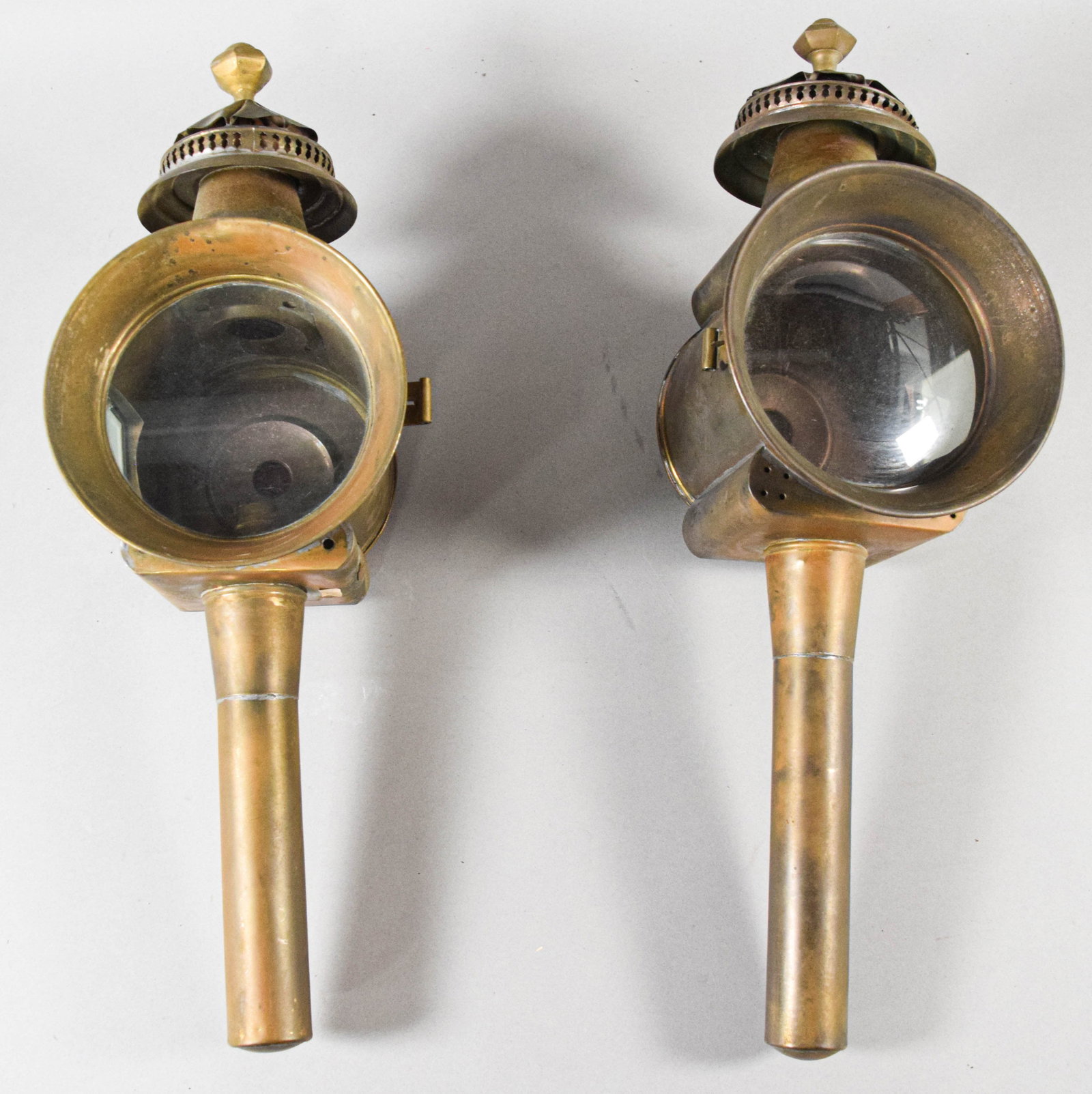 Near Pair of Limehouse Lamp Co. Brass Carriage Lamps: Near pair of brass carriage lamps manufactured by Limehouse Lamp Co. Each lamp is constructed from brass and features a large circular convex glass front lens, beveled rectangular side panels, and a s