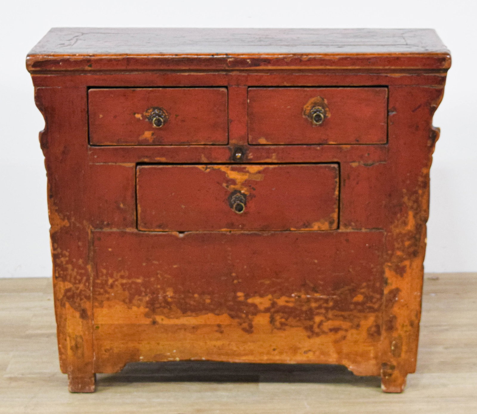 Mohr & McPherson Chinese Provincial Red Lacquer Chest of Drawers: Mohr & McPherson Chinese provincial chest of drawers. The rectangular case features a top with overhanging edges above a configuration of two side-by-side small drawers over a single full-width drawer