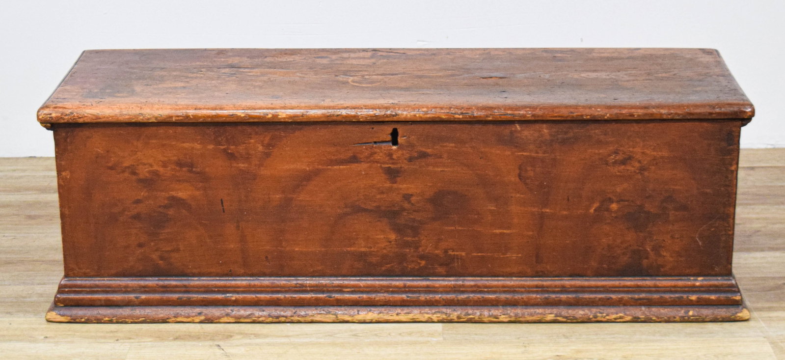 American Country Primitive Pine Blanket Chest: American country primitive six-board blanket chest constructed primarily of pine with a dark reddish-brown stained finish. The chest features hand-dovetailed corner joinery and a lid with a rounded fr