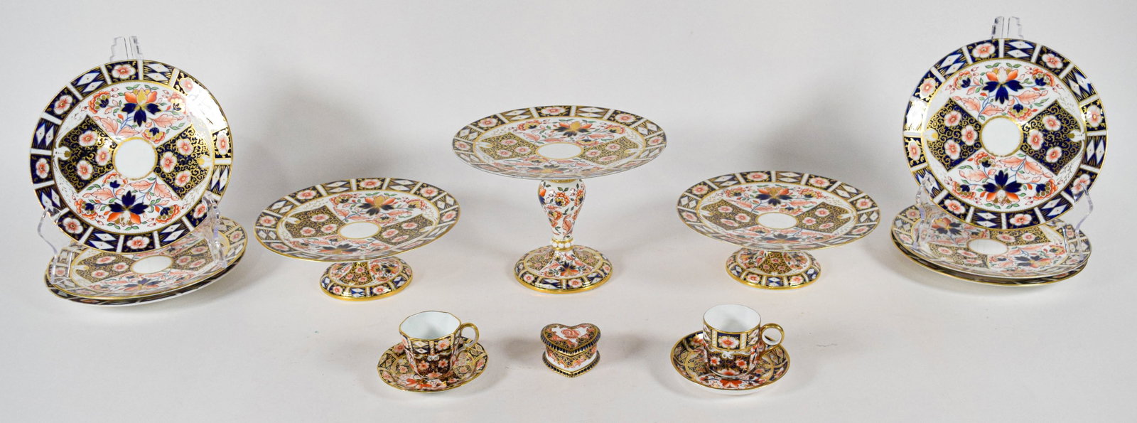 12 Pieces of Royal Crown Derby Porcelain Old Imari Pattern Tableware (1 of 15)