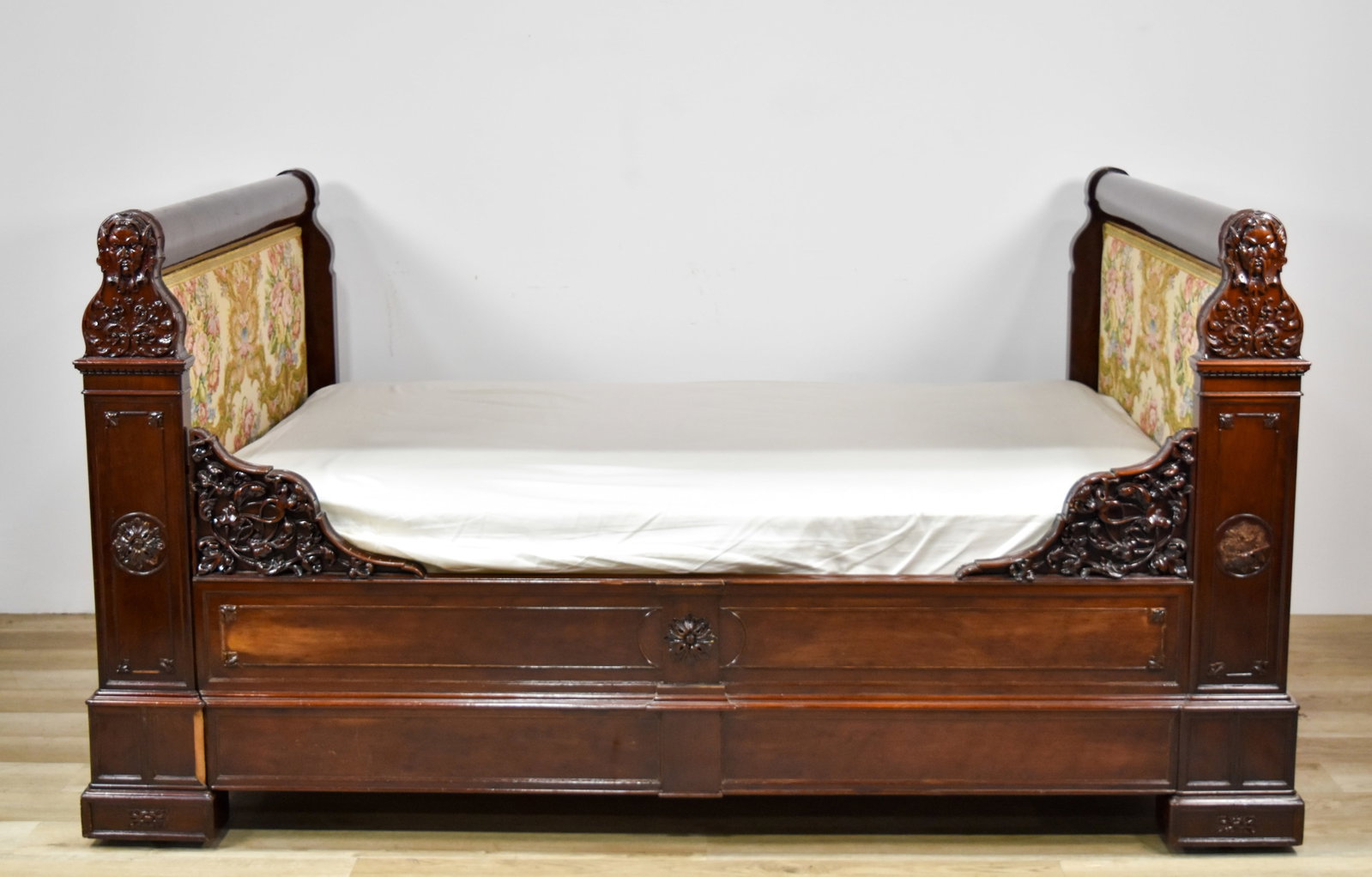 Renaissance Revival Carved Mahogany Daybed (1 of 18)