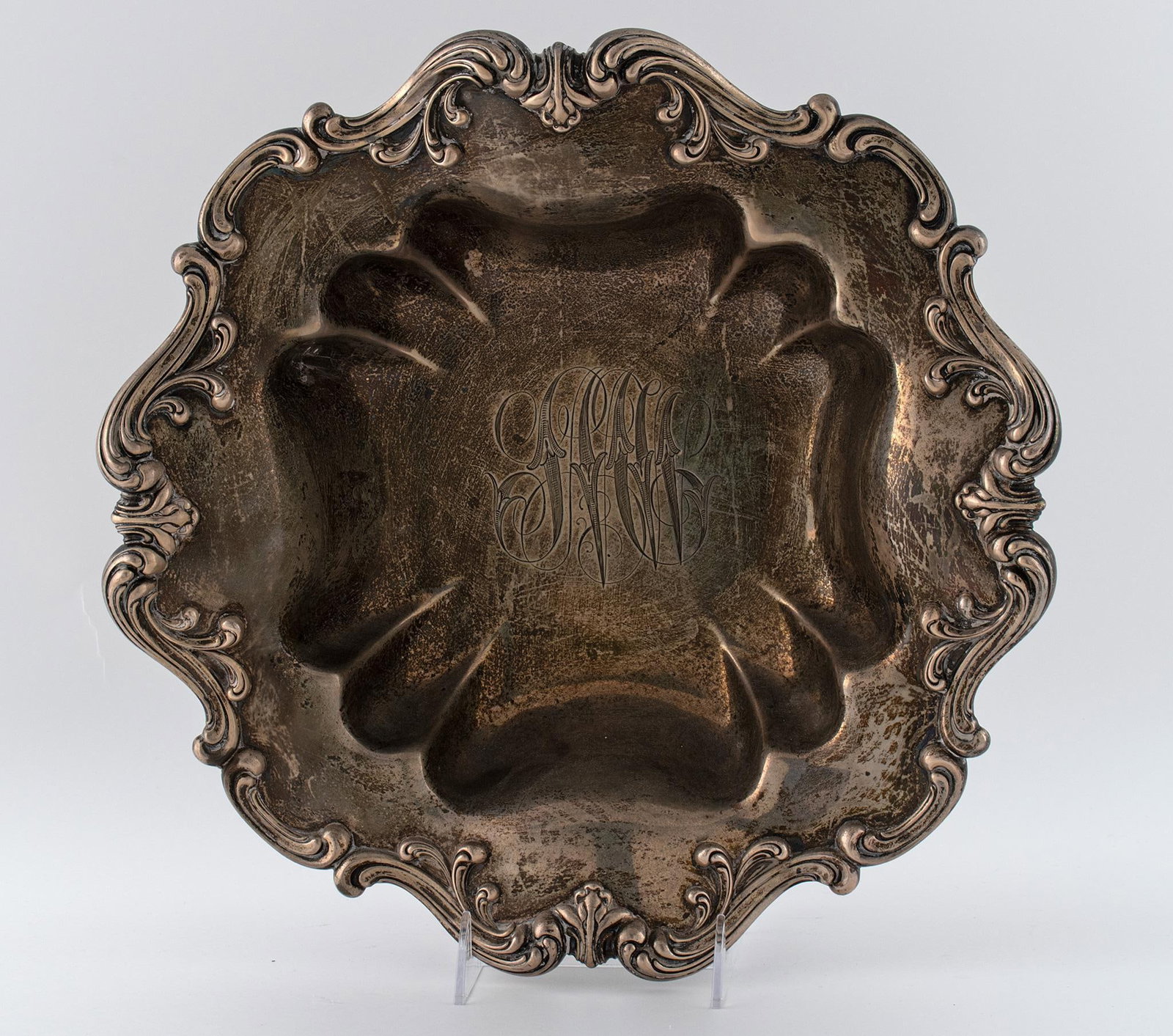Large Wallace Sterling Art Nouveau Serving Bowl: American, early 20th century. A single scalloped and chased serving bowl by Wallace, bowl with central monogram and acanthus leaf decorated perimeter, Wallace hallmark to base sterling 2536; ht. 3.75,
