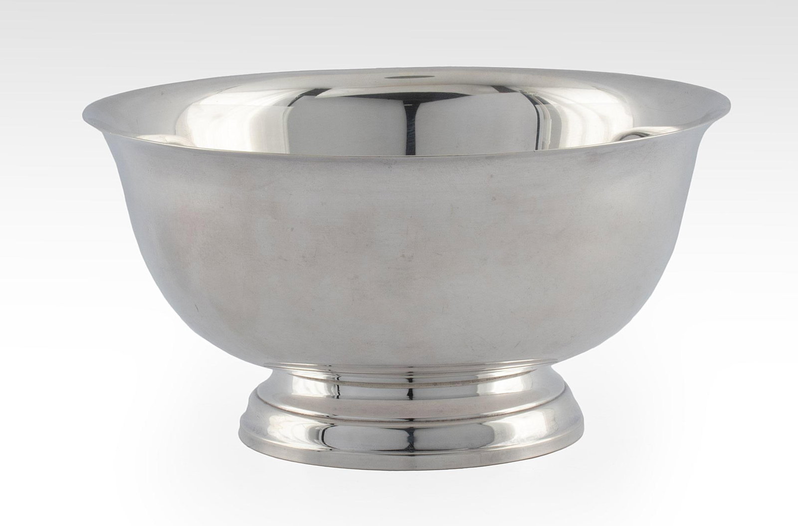 A Sterling Silver Revere Reproduction Bowl by Alvin: American, 20th century. A sterling silver Revere reproduction bowl by Alvin, hallmark to base #S262; ht. 4 x dia. 7.5 inches. Total weight 357 grams. Overall good condition.