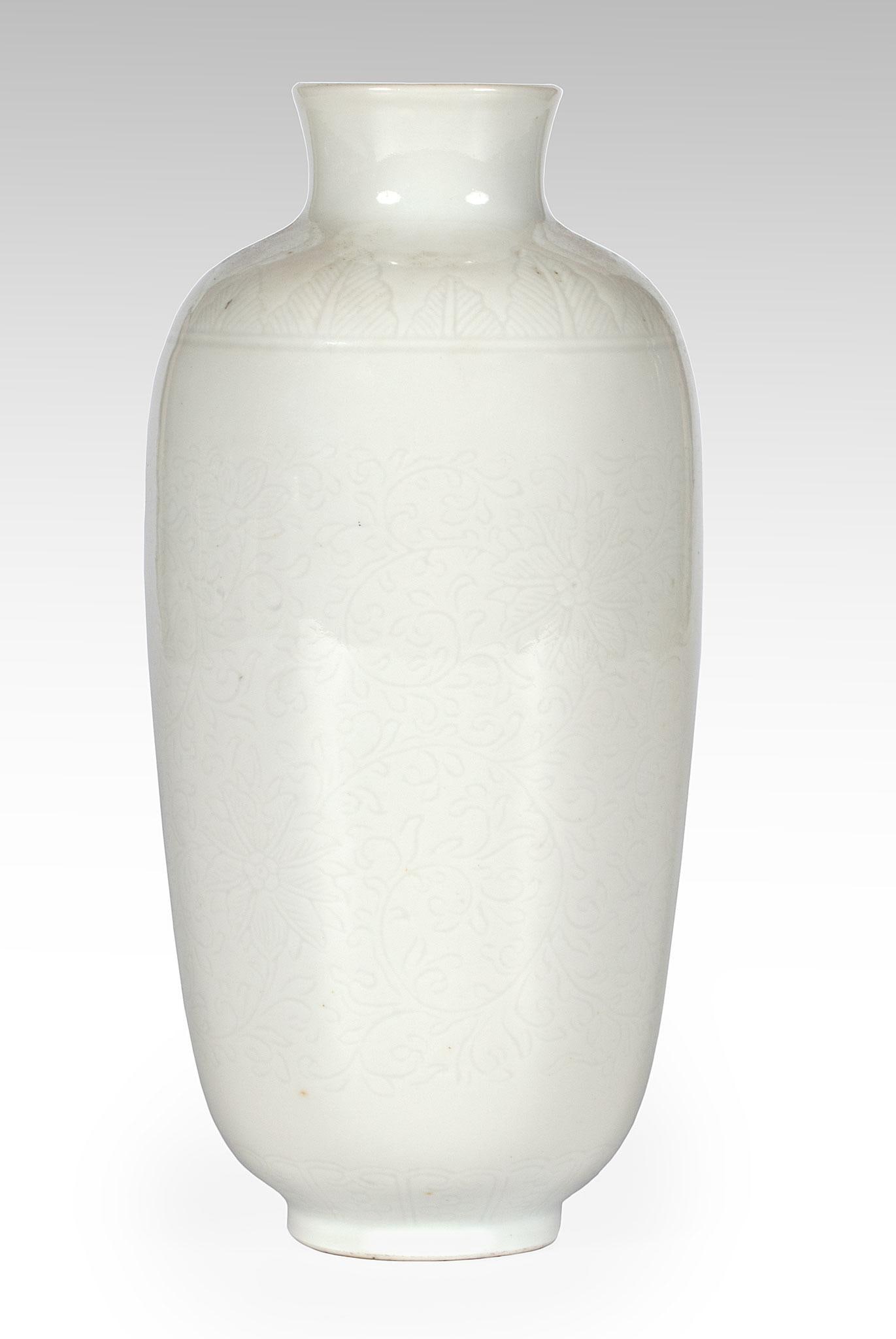 A Qing Dynasty Tao Kwang Period Blanc De Chine Incised Vase (1 of 12)