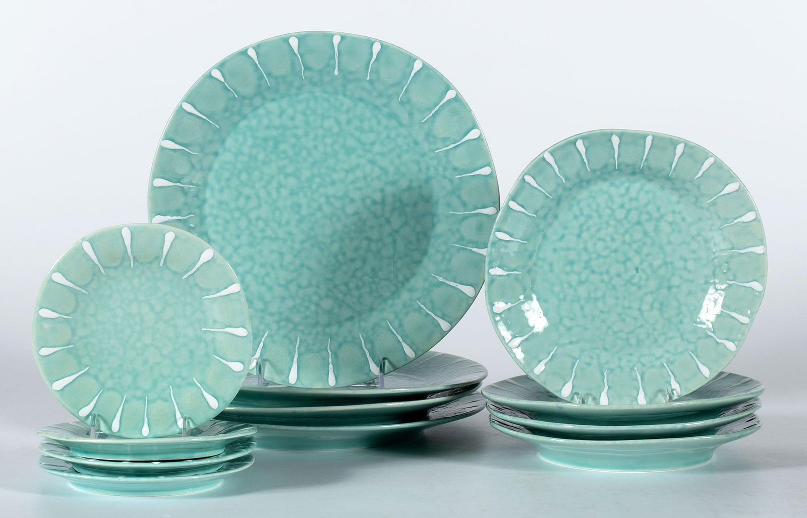 Vietri Cascata Canape Dinnerware Plates: 12 total Vietri Cascata Canape pattern plates that includes 4 dinner, 4 salad, and 4 bread and butter plates; largest 11.5 inches. Overall good condition.