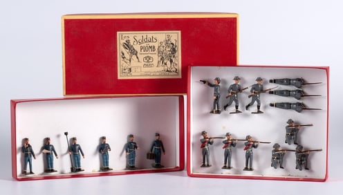 Two Boxes of Les Soldats de Plomb Toy Soldiers
