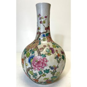 A Chinese Republic Globular Porcelain Vase