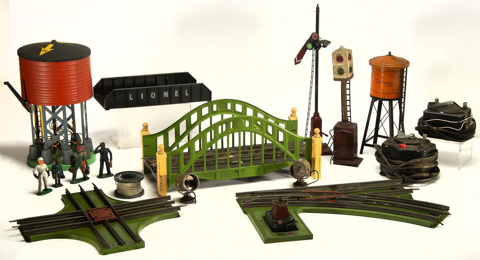 Vintage Lionel Crossing and Bridge Tracks (1 of 3)