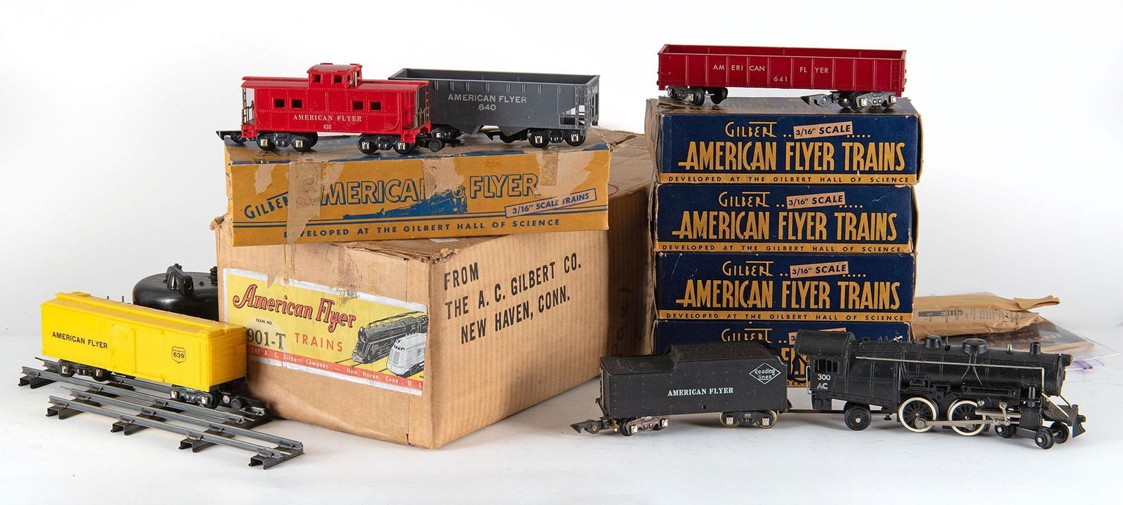 American Flyer 4901-T Train Set: American Flyer train set No. 4901-T in original box, including No. 300 locomotive and tender, No. 638 caboose, No. 639 box car, No. 640 hopper, No. 702 twelve curve track, No. 706 uncoupler, No. 1 tra
