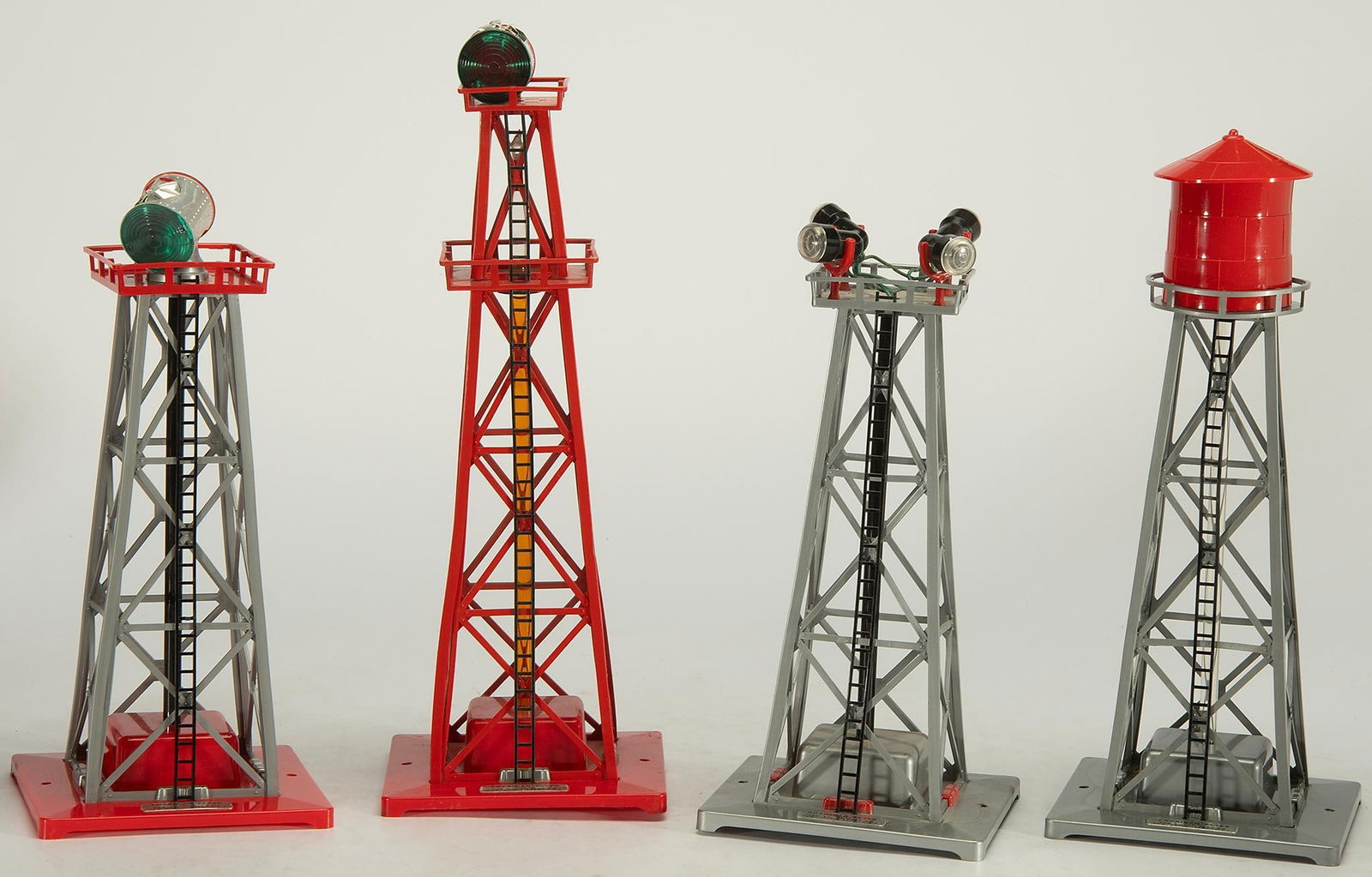 American Flyer Towers and Beacons: Lot includes six American Flyer Towers and Beacons, including #762 & 779. Overall good condition. Boxes present but in fair condition with loss.