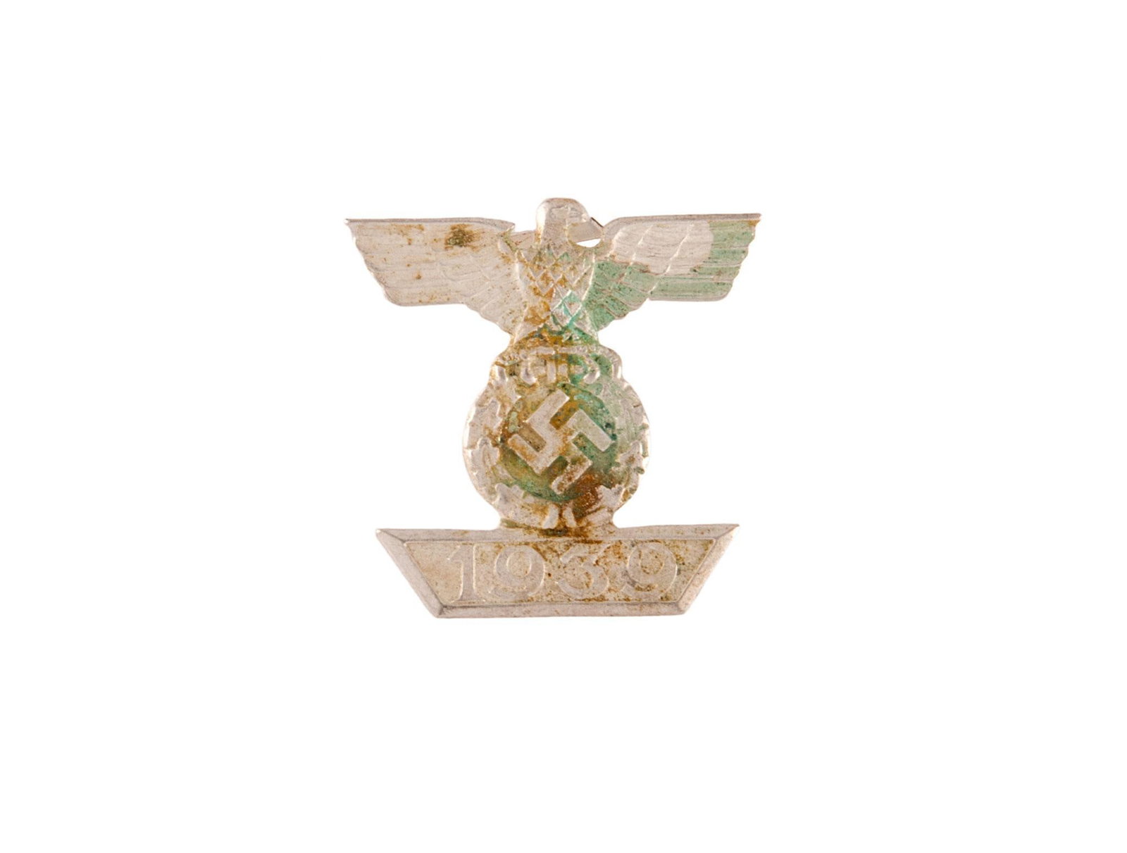 German WWII 2nd Class Clasp to the Iron Cross: Lot includes a German WWII 2nd Class Clasp to the Iron Cross. Measures 1 1/4'' wide by 1 1/4'' tall. The front shows a German eagle clutching a swastika in his talons with a '1939' bar at the base. Ha